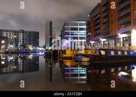 Réflexions à Leeds Dock au petit matin. Banque D'Images