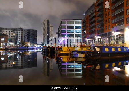 Réflexions à Leeds Dock au petit matin. Banque D'Images