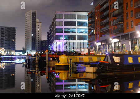 Réflexions à Leeds Dock au petit matin. Banque D'Images