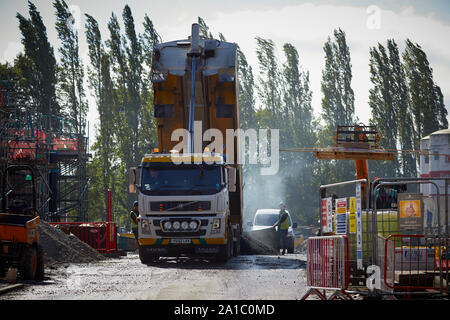 La livraison camion Tramac tar pour faire un nouveau revêtement de la route Banque D'Images