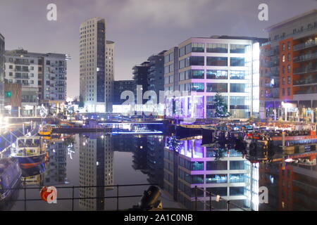 Réflexions à Leeds Dock au petit matin. Banque D'Images