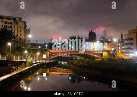 Vue de Leeds de Leeds Dock au petit matin. Chambre d'Altus est le plus haut bâtiment de Yorkshire et peut être vu juste derrière Leeds Minster Banque D'Images