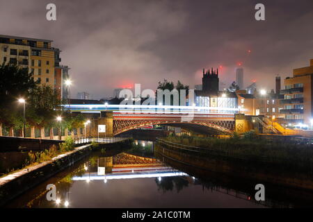 Vue de Leeds de Leeds Dock au petit matin. Chambre d'Altus est le plus haut bâtiment de Yorkshire et peut être vu juste derrière Leeds Minster Banque D'Images