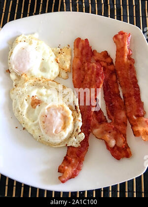Repas Petit déjeuner ou à tout moment de la journée - Bacon et d'œufs au plat sur une plaque blanche Banque D'Images