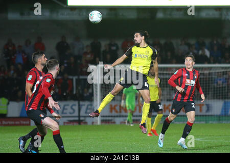 Burton upon Trent, Royaume-Uni. 25 Septembre, 2019. Ryan Edwards de Burton Albion (4) monte plus haut à la tête de la balle au cours de l'EFL Carabao Cup match entre Burton Albion et Bournemouth au stade de Pirelli, Burton upon Trent, Angleterre le 25 septembre 2019. Photo par Mick Haynes. Usage éditorial uniquement, licence requise pour un usage commercial. Aucune utilisation de pari, de jeux ou d'un seul club/ligue/dvd publications. Credit : UK Sports Photos Ltd/Alamy Live News Banque D'Images