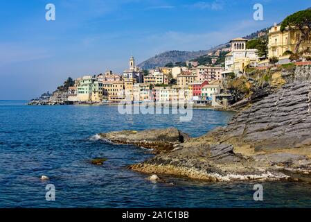 Maisons colorées dans le village de pêcheur sur la Riviera Italienne Bogliasco Banque D'Images