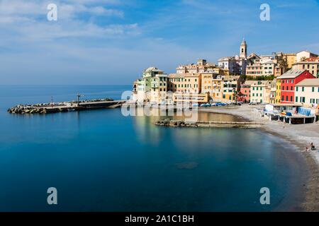 Maisons colorées dans le village de pêcheur sur la Riviera Italienne Bogliasco Banque D'Images