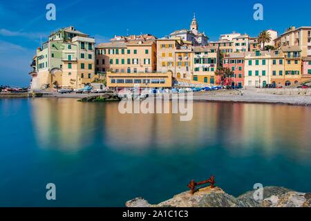 Maisons colorées dans le village de pêcheur sur la Riviera Italienne Bogliasco Banque D'Images