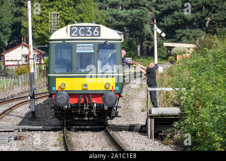 Gloucestershire, ANGLETERRE - SEPTEMBRE 2019: Un signataire remet le jeton pour la ligne unique afin que le conducteur d'une unité multiple diesel puisse procéder Banque D'Images