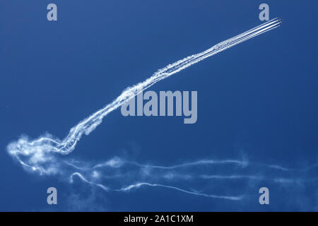 Armée de l'air finlandaise, équipe d'affichage Midnight Hawks Vapor traîne avion contre Blue Sky Banque D'Images