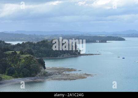 Petites baies et péninsules avec récifs rocheux et plates-formes de découverte à marée basse et les bateaux de plaisance amarrés dans le port de Mahurangi près de Auckland en Nouvelle Banque D'Images