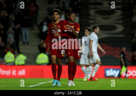 Milton Keynes, Buckinghamshire, Royaume-Uni. 25 Septembre, 2019. Coupe de la Ligue anglaise de football, Carabao Cup ; Milton Keynes Dons contre Liverpool , Ki-Jana Hoever de Liverpool célèbre avec Rhian Brewster car il les scores de crédit 2-0 : Action Plus Sport Images/Alamy Live News Banque D'Images