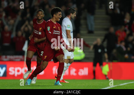 Milton Keynes, Buckinghamshire, Royaume-Uni. 25 Septembre, 2019. Coupe de la Ligue anglaise de football, Carabao Cup ; Milton Keynes Dons contre Liverpool , Ki-Jana Hoever de Liverpool célèbre comme il les scores de crédit 2-0 : Action Plus Sport/Alamy Live News Crédit : Action Plus de Sports/Alamy Live News Banque D'Images