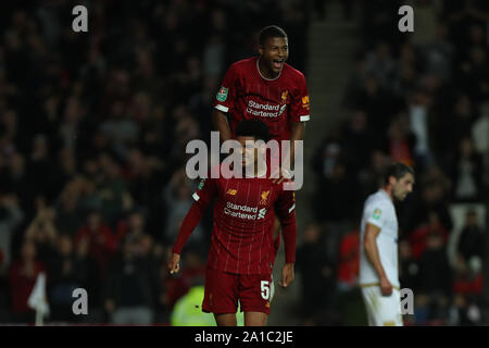 Milton Keynes, Buckinghamshire, Royaume-Uni. 25 Septembre, 2019. Coupe de la Ligue anglaise de football, Carabao Cup ; Milton Keynes Dons contre Liverpool , Ki-Jana Hoever de Liverpool célèbre avec Rhian Brewster car il les scores de crédit 2-0 : Action Plus Sport Images/Alamy Live News Banque D'Images