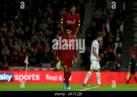 Milton Keynes, Buckinghamshire, Royaume-Uni. 25 Septembre, 2019. Coupe de la Ligue anglaise de football, Carabao Cup ; Milton Keynes Dons contre Liverpool , Ki-Jana Hoever de Liverpool célèbre avec Rhian Brewster car il les scores de crédit 2-0 : Action Plus Sport Images/Alamy Live News Banque D'Images