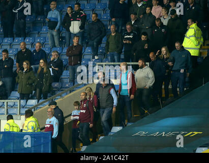 West Ham United fans quitter le stade après leur côté aller trois buts lors de la Coupe du buffle, troisième ronde match au stade Kassam, Oxford. Banque D'Images