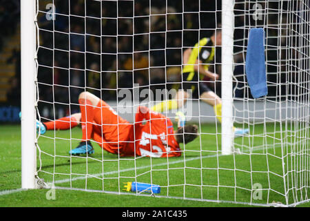 Burton upon Trent, Royaume-Uni. 25 Septembre, 2019. Nathan Broadhead de Burton Albion (9) passé Mark Travers de Bournemouth (42) au cours de l'EFL Carabao Cup match entre Burton Albion et Bournemouth au stade de Pirelli, Burton upon Trent, Angleterre le 25 septembre 2019. Photo par Mick Haynes. Usage éditorial uniquement, licence requise pour un usage commercial. Aucune utilisation de pari, de jeux ou d'un seul club/ligue/dvd publications. Credit : UK Sports Photos Ltd/Alamy Live News Banque D'Images