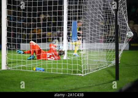 Burton upon Trent, Royaume-Uni. 25 Septembre, 2019. Nathan Broadhead de Burton Albion (9) scores au cours du match de coupe entre EFL Carabao Burton Albion et Bournemouth au stade de Pirelli, Burton upon Trent, Angleterre le 25 septembre 2019. Photo par Mick Haynes. Usage éditorial uniquement, licence requise pour un usage commercial. Aucune utilisation de pari, de jeux ou d'un seul club/ligue/dvd publications. Credit : UK Sports Photos Ltd/Alamy Live News Banque D'Images