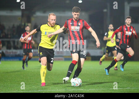 Burton upon Trent, Royaume-Uni. 25 Septembre, 2019. Liam Boyce de Burton Albion (27) et Chris Mepham de Bournemouth (33) Bataille pour la balle durant le match de coupe entre EFL Carabao Burton Albion et Bournemouth au stade de Pirelli, Burton upon Trent, Angleterre le 25 septembre 2019. Photo par Mick Haynes. Usage éditorial uniquement, licence requise pour un usage commercial. Aucune utilisation de pari, de jeux ou d'un seul club/ligue/dvd publications. Credit : UK Sports Photos Ltd/Alamy Live News Banque D'Images