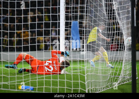 Burton upon Trent, Royaume-Uni. 25 Septembre, 2019. Nathan Broadhead de Burton Albion (9) passé Mark Travers de Bournemouth (42) au cours de l'EFL Carabao Cup match entre Burton Albion et Bournemouth au stade de Pirelli, Burton upon Trent, Angleterre le 25 septembre 2019. Photo par Mick Haynes. Usage éditorial uniquement, licence requise pour un usage commercial. Aucune utilisation de pari, de jeux ou d'un seul club/ligue/dvd publications. Credit : UK Sports Photos Ltd/Alamy Live News Banque D'Images