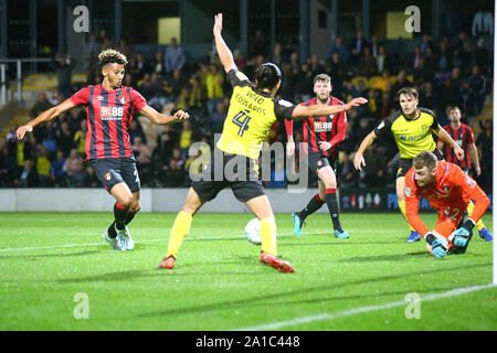 Burton upon Trent, Royaume-Uni. 25 Septembre, 2019. Ryan Edwards de Burton Albion (4) tente d'ingénieur une tourné au cours de l'EFL Carabao Cup match entre Burton Albion et Bournemouth au stade de Pirelli, Burton upon Trent, Angleterre le 25 septembre 2019. Photo par Mick Haynes. Usage éditorial uniquement, licence requise pour un usage commercial. Aucune utilisation de pari, de jeux ou d'un seul club/ligue/dvd publications. Credit : UK Sports Photos Ltd/Alamy Live News Banque D'Images