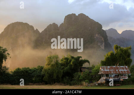 Rivière Nam Song et flancs de montagne dans la campagne du Laos près de la ville de Vang Vieng. Laos. Asie. Banque D'Images