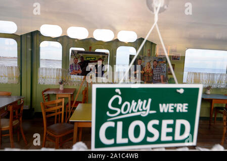 Signe clos sur porte de Jamie et Jimmy's Cafe pour filmer le programme tv avec Jamie Oliver et Jimmy Doherty sur Southend Pier, Essex, Royaume-Uni. Abris Banque D'Images