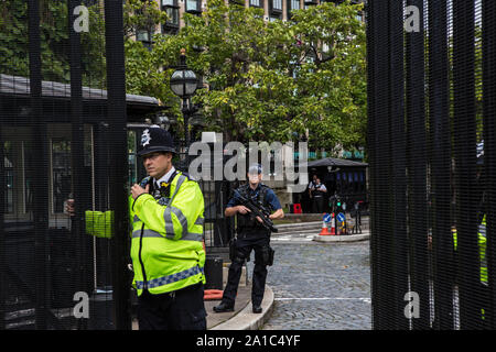 London UK 25 septembre 2019 des policiers armés montent la garde au Palais de Westminster comme députés retour au Parlement après la décision de la Cour de justice de Suprem au 24e S Banque D'Images