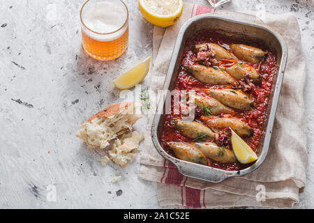 De délicieux calamars farcis à la sauce tomate, copiez l'espace. Banque D'Images