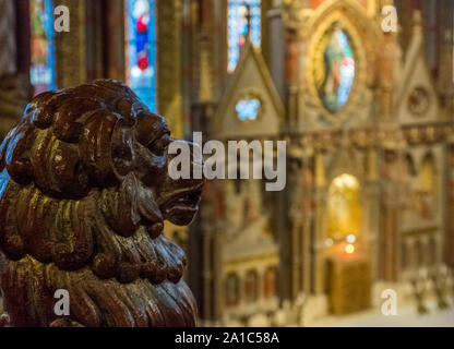 Sculpture Lion donnant sur autel de l'église Matthias. Banque D'Images