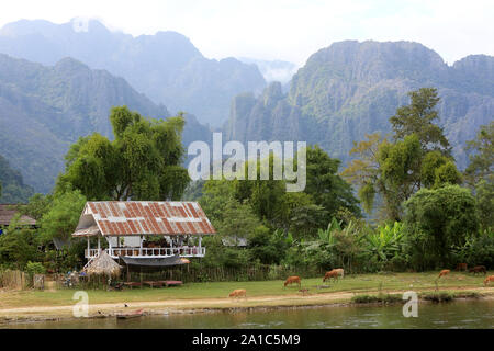 La rivière Nam Song et montagnes dans les régions rurales du Laos près de la ville de Vang Vieng. Le Laos. Banque D'Images