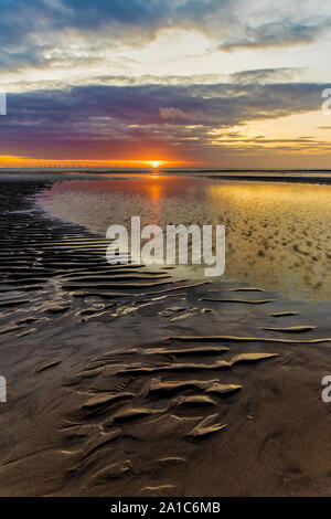 L'île de Walney UK, Barrow-In-Furness, Cumbria. Vue du coucher de Sandy Gap, Walney Island sur la côte du comté de Cumbrie. Coucher du soleil sur la mer d'Irlande. Banque D'Images