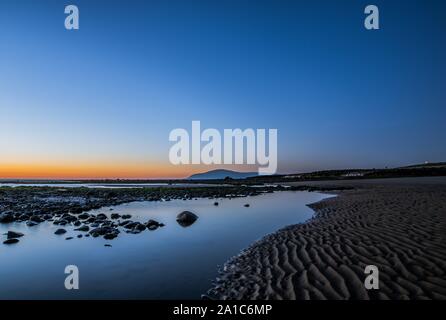 L'île de Walney UK, Barrow-In-Furness, Cumbria. Vue du coucher de Sandy Gap, Walney Island sur la côte du comté de Cumbrie. Coucher du soleil sur la mer d'Irlande. Banque D'Images