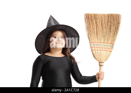 Liittle girl vêtue comme une sorcière avec un balai pour Halloween isolé sur fond blanc Banque D'Images