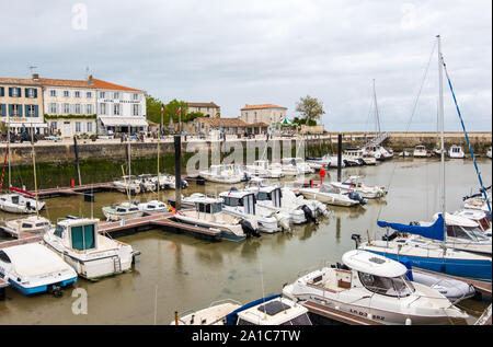 St Martin de Re, France - 09 mai, 2019 : port et quai de la flotte sur l'Ile de re l'île. Il est l'un des plus beaux villages de France Banque D'Images