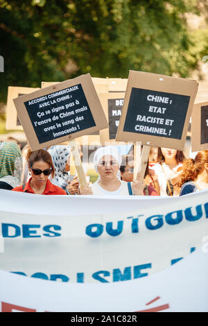 STRASBOURG, FRANCE - 11 juillet 2015 : la Chine et pays crimial rasist placard - Uyghur des militants des droits de participer à une manifestation pour protester contre la politique du gouvernement chinois en Uyghur Banque D'Images
