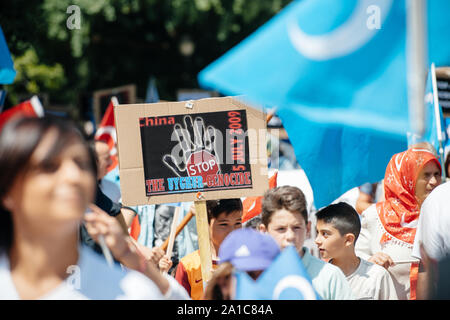 STRASBOURG, FRANCE - 11 juillet 2015:arrêter le génocide ouïghour - Uyghur des militants des droits de participer à une manifestation pour protester contre la politique du gouvernement chinois en Uyghur Banque D'Images