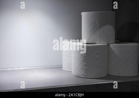 Rouleaux de papier toilette dans un renfoncement dans le mur avec l'éclairage haut close up Banque D'Images