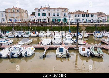 St Martin de Re, France - 09 mai, 2019 : port et quai de la flotte sur l'Ile de re l'île. Il est l'un des plus beaux villages de France Banque D'Images