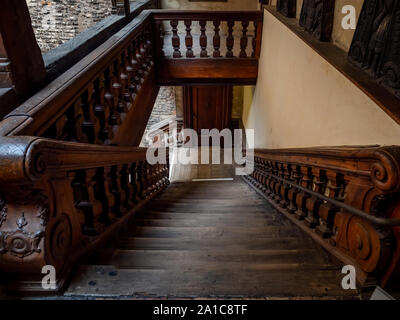 Ancien patio avec escalier en bois en ossature bois maison riche XV siècle, Strasbourg Banque D'Images