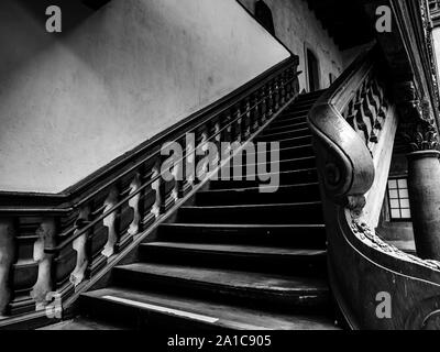 Ancien patio avec escalier en bois en ossature bois maison riche XV siècle, Strasbourg Banque D'Images