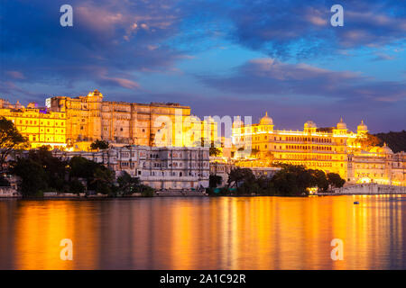 Udaipur City Palace dans la soirée. Udaipur, Inde Banque D'Images