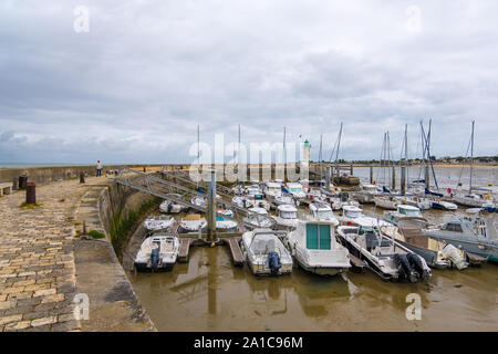 Ile de Ré, France - 09 mai, 2019 : phare et bateaux dans port de La Flotte, sur l'Ile de re l'île. Il est l'un des plus beaux villages de France Banque D'Images