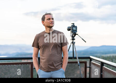 Canyon Rim donnent sur vue près de camping situé dans l'Utah Flaming Gorge National Park au coucher du soleil avec l'homme debout, photographe by railing Banque D'Images