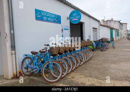 Ile de Ré, France - 09 mai, 2019 - Location de vélos sur la rue de La Flotte village sur l'île de l'île de Ré en France. Banque D'Images