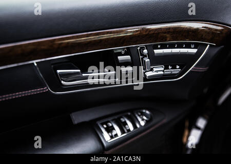 Poignée d'ouverture et de mécanismes de contrôle sur la garniture de porte d'une voiture de classe affaires avec une faible profondeur de champ Banque D'Images