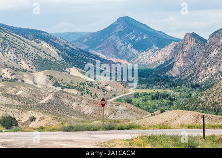 Avis de canyon montagnes près de Flaming Gorge National Park dans l'Utah Wyoming border côte avec route sinueuse et formations Banque D'Images