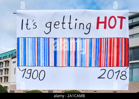 Grève du climat mondial à Berlin, Allemagne. Placard 'il commence à faire chaud' avec tableau de température sur un rassemblement de la porte de Brandebourg. Banque D'Images