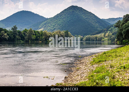 Drina comme une frontière entre la Bosnie et la Serbie, près de village et Krasanpolje Lonjin Banque D'Images