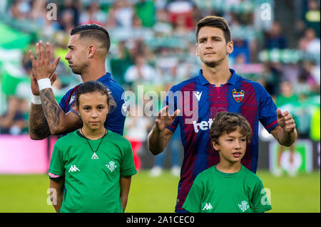 Séville, 24-09-2019. Primera Division Ligue espagnole. LaLiga. L'Estadio Benito Villamarin. Sergio León et Nemanja Radoja (Levante UD) durant le jeu Real Betis - Levante UD. Banque D'Images